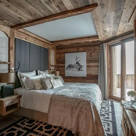 Echoes Of The Mountains: A Luxe Chalet In 아파트